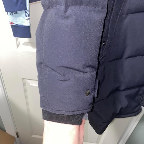 Women’s Canada Goose- medium - Picture 5 of 15